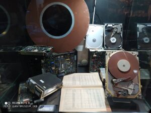 Жесткие диски и их история в музее в Екатеринбурге