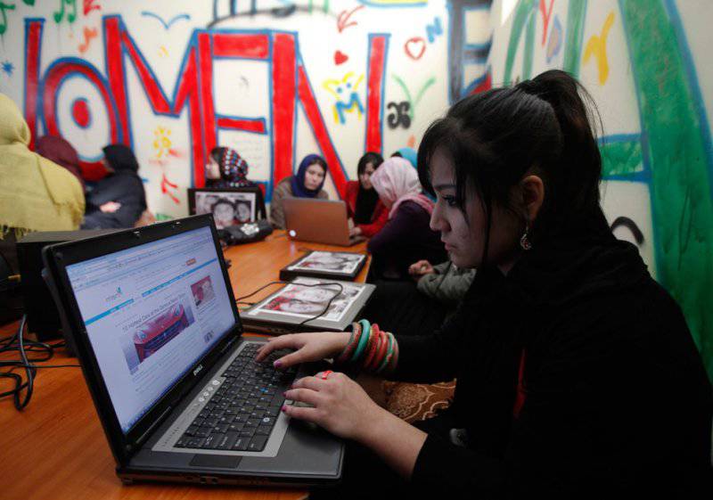 Первое интернет кафе в Кабуле для девушек в 2012 году.